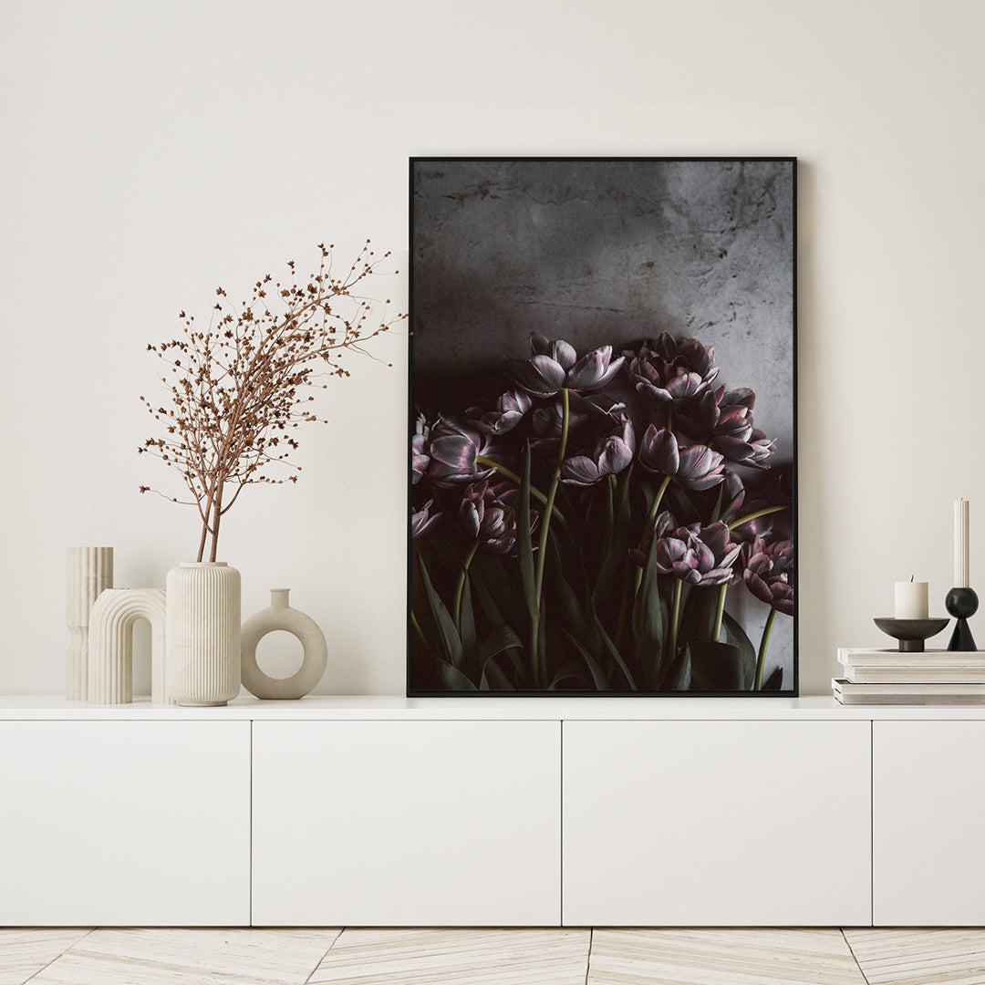 Dark tulips | INDRAMMET BILLEDE Indrammet billede ART COPENHAGEN 30x40 Egeramme 