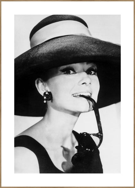 Audrey Hepburn 2 | INDRAMMET BILLEDE Indrammet billede ART COPENHAGEN 30x40 Egeramme 