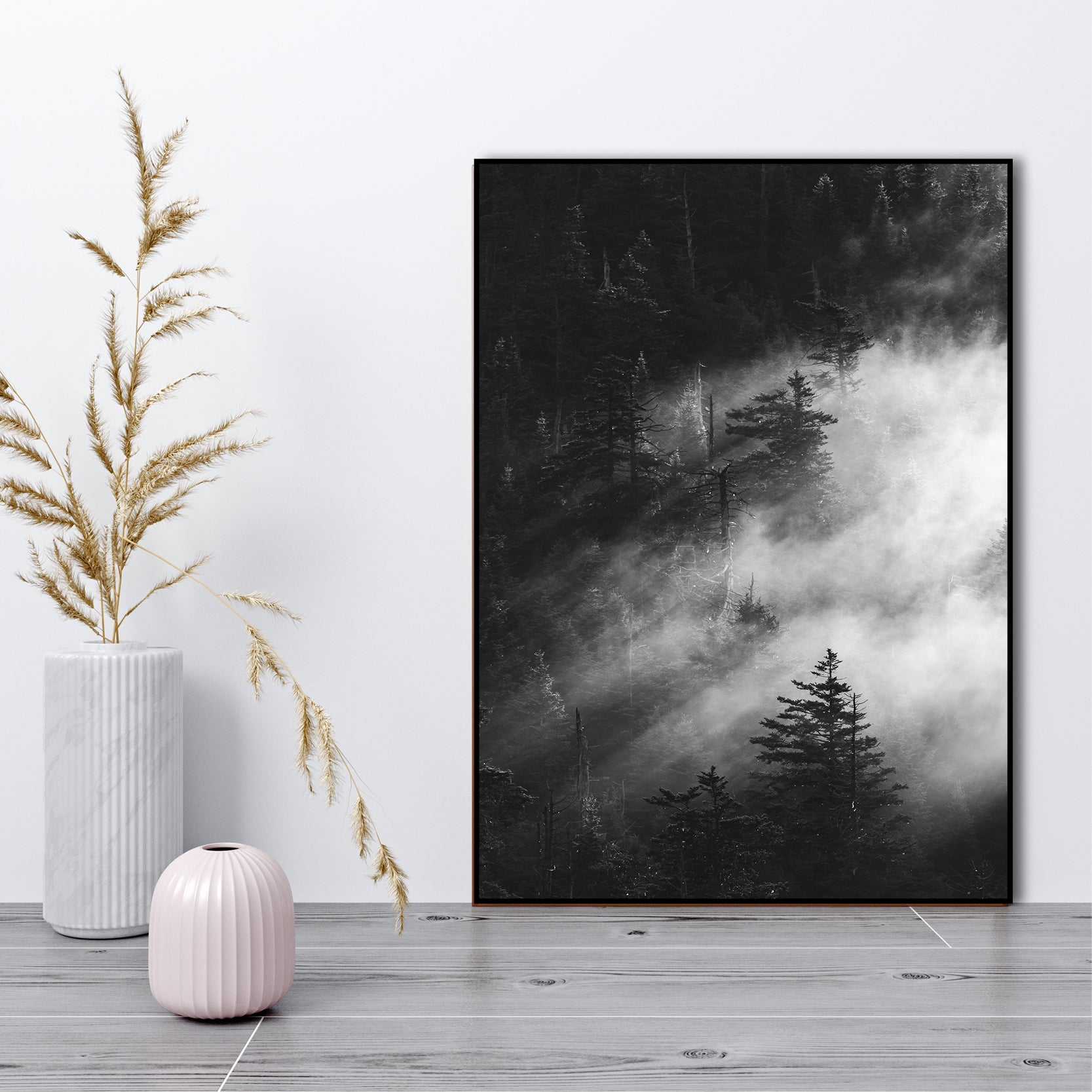 Misty pine woods | INDRAMMET BILLEDE Indrammet billede ART COPENHAGEN 30x40 Sort 