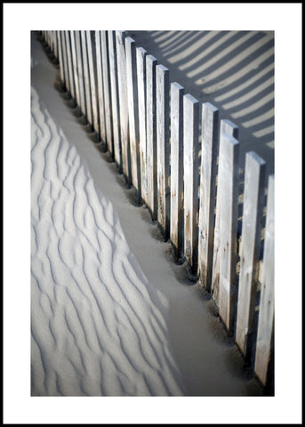 Sandy fence | INDRAMMET BILLEDE Indrammet billede ART COPENHAGEN 30x40 Sort 