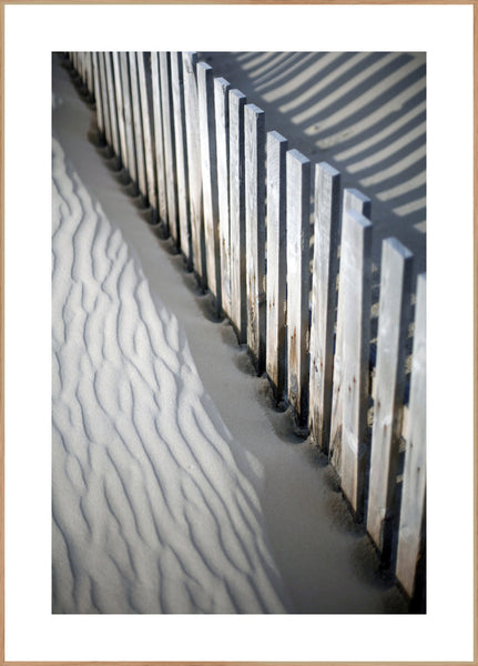 Sandy fence | INDRAMMET BILLEDE Indrammet billede ART COPENHAGEN 30x40 Egeramme 